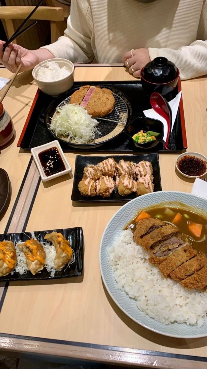 makan di resto 