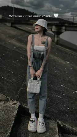 một mình nhưng...