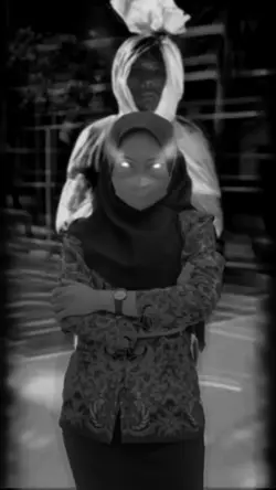 pocong dibelakng pke