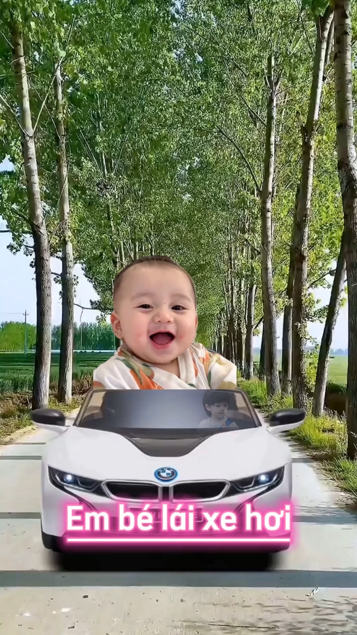Em bé lái xe hơi