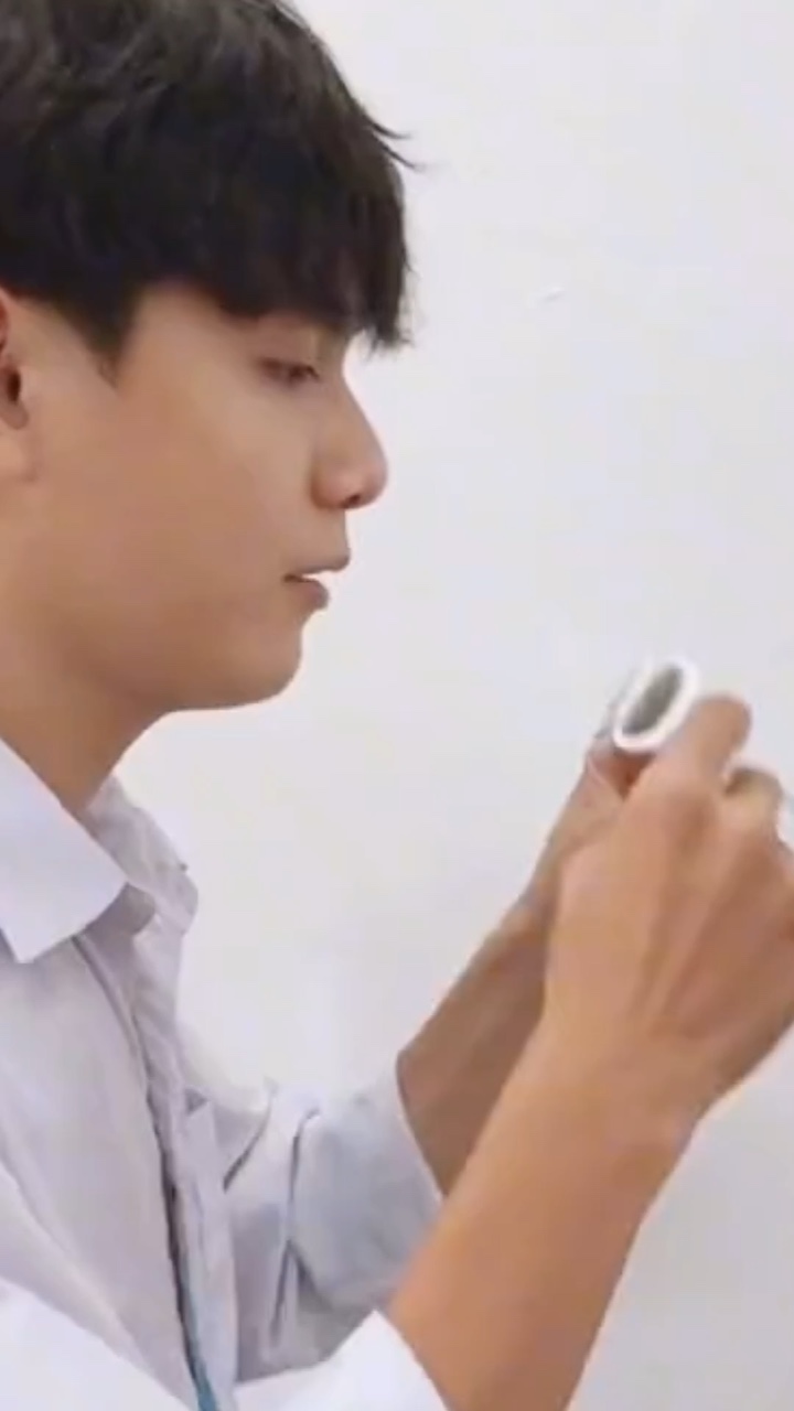 Mẫu đeo kính