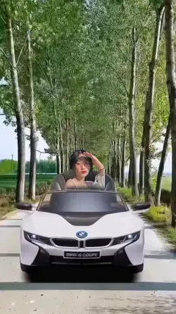 Mẫu ngồi trên ô tô