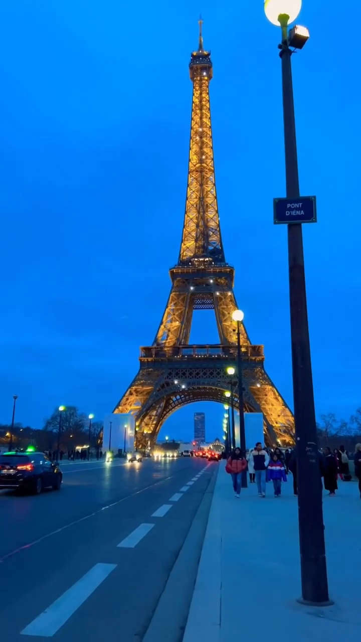 Moments-Eiffel Tower