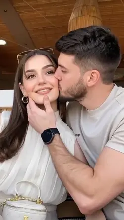 kiss couple ai