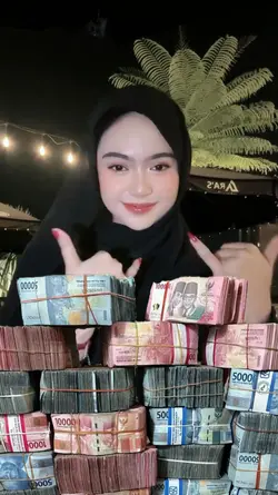 Tumpukan Uang Banyak