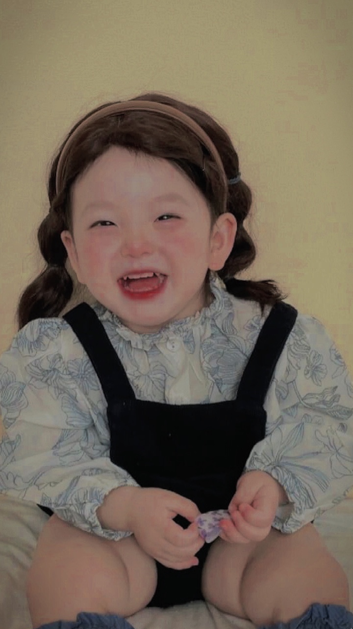 Em bé + 2 ảnh 