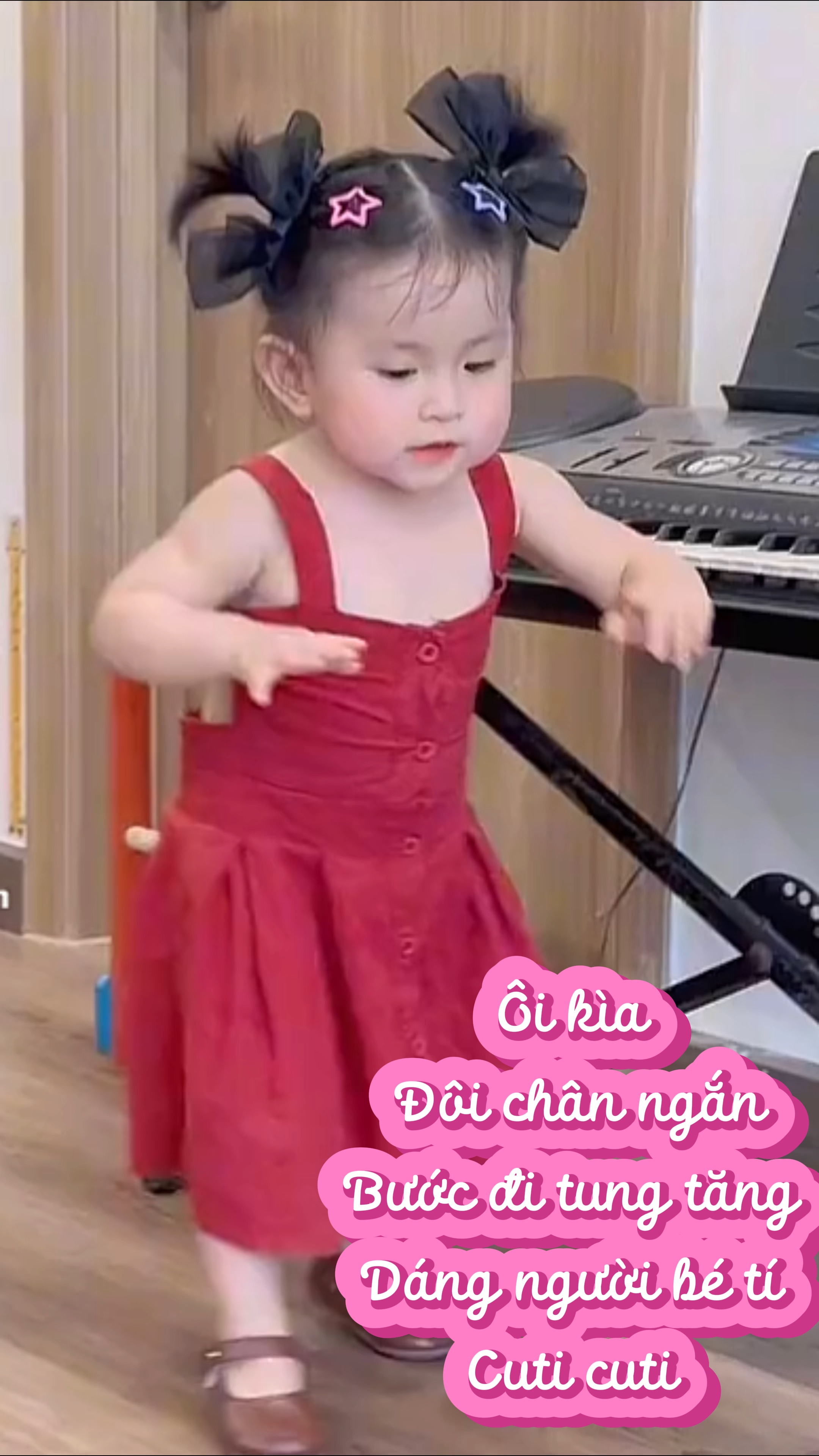 Em bé tập đi 