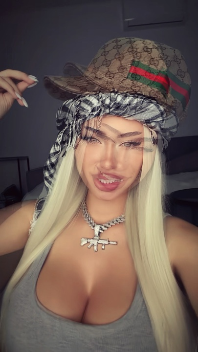 Ella molesta x 