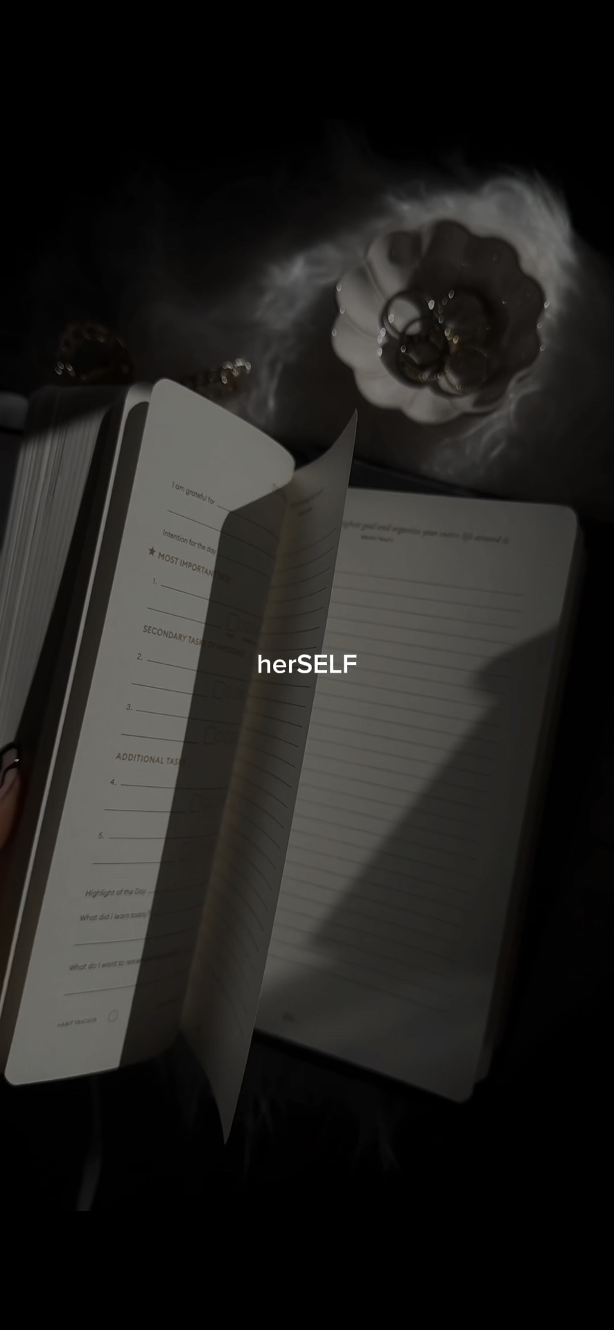 Ela está se concentrando em …