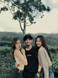 Dipeluk Dua Cewe