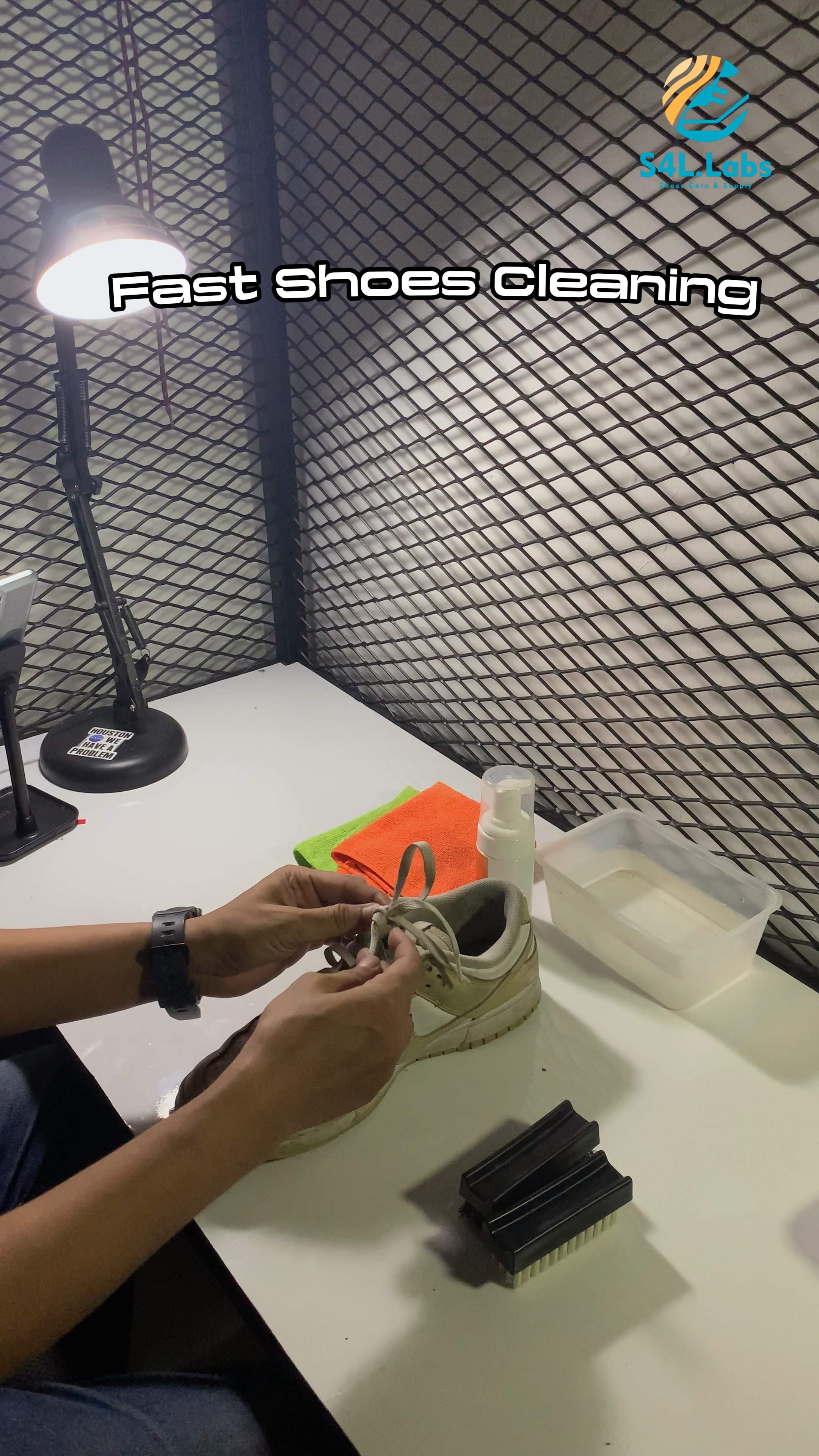 Fast shoes cleaning