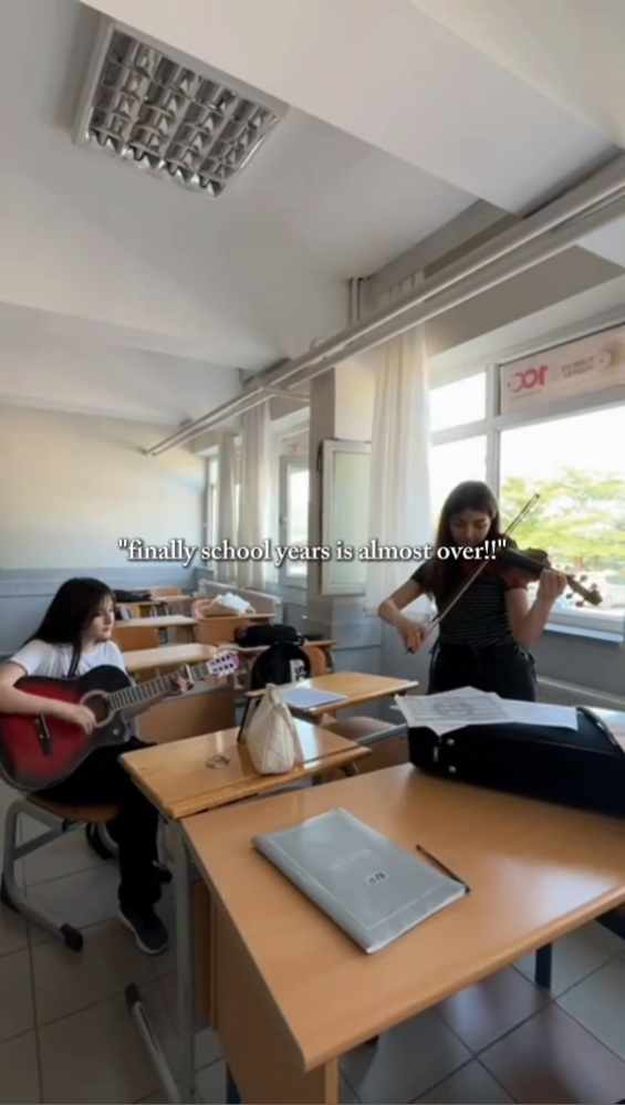La escuela termina, oh espera