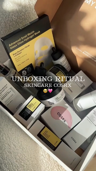 membuka kotak skincare