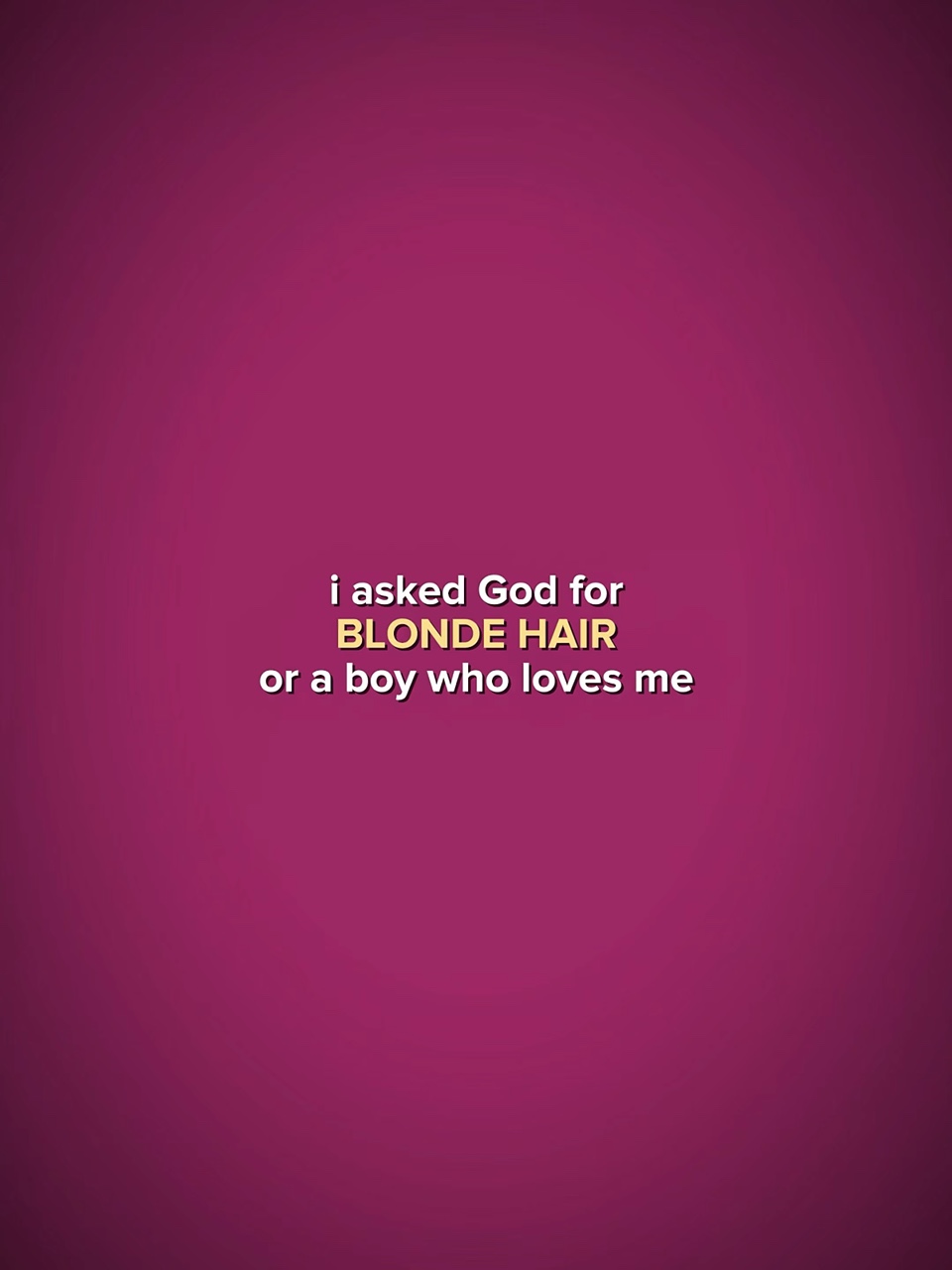 Cheveux blonds.