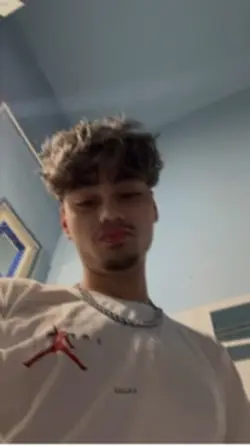 Rzmuves Henny