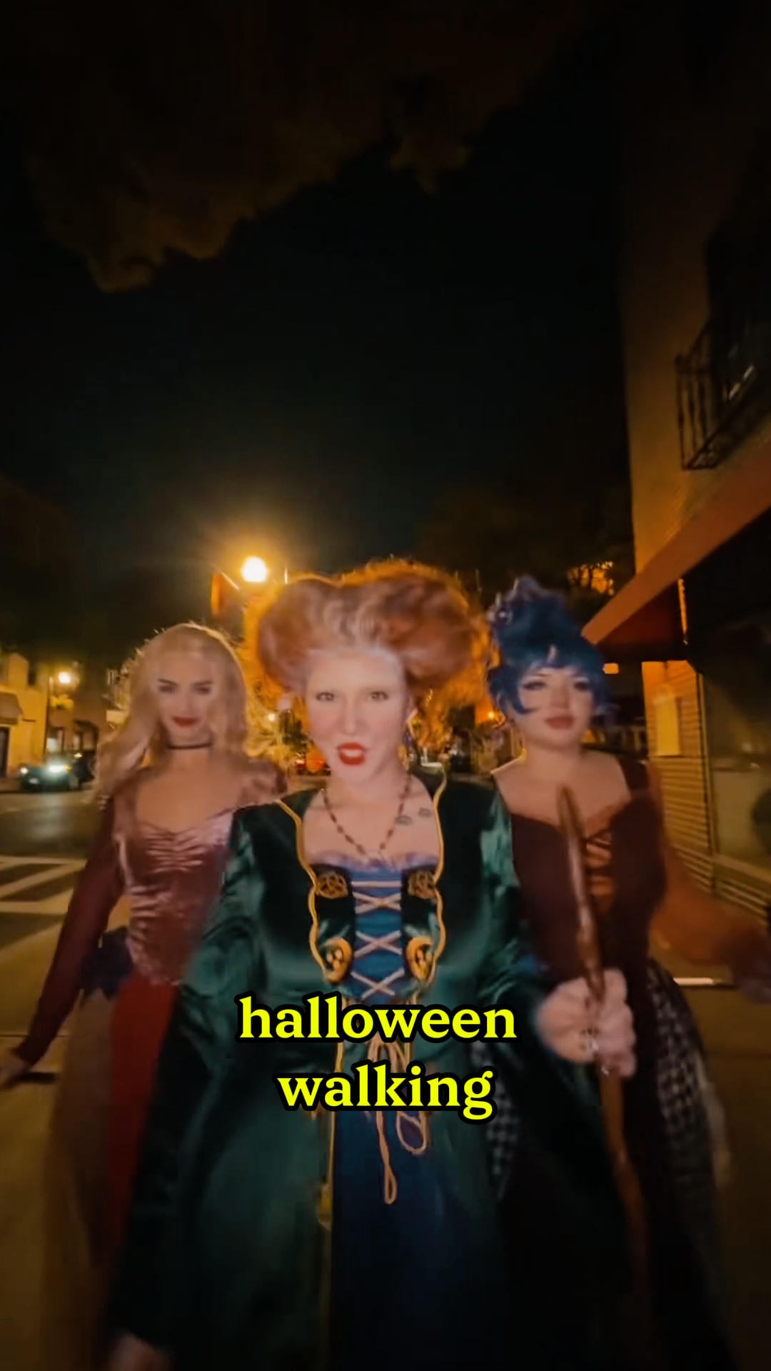 Naglalakad sa halloween