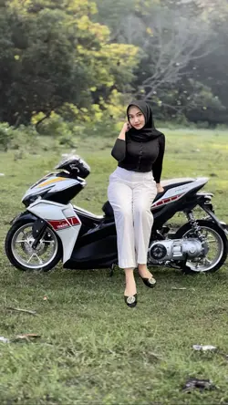 CEWEK DUDUK DIMOTOR