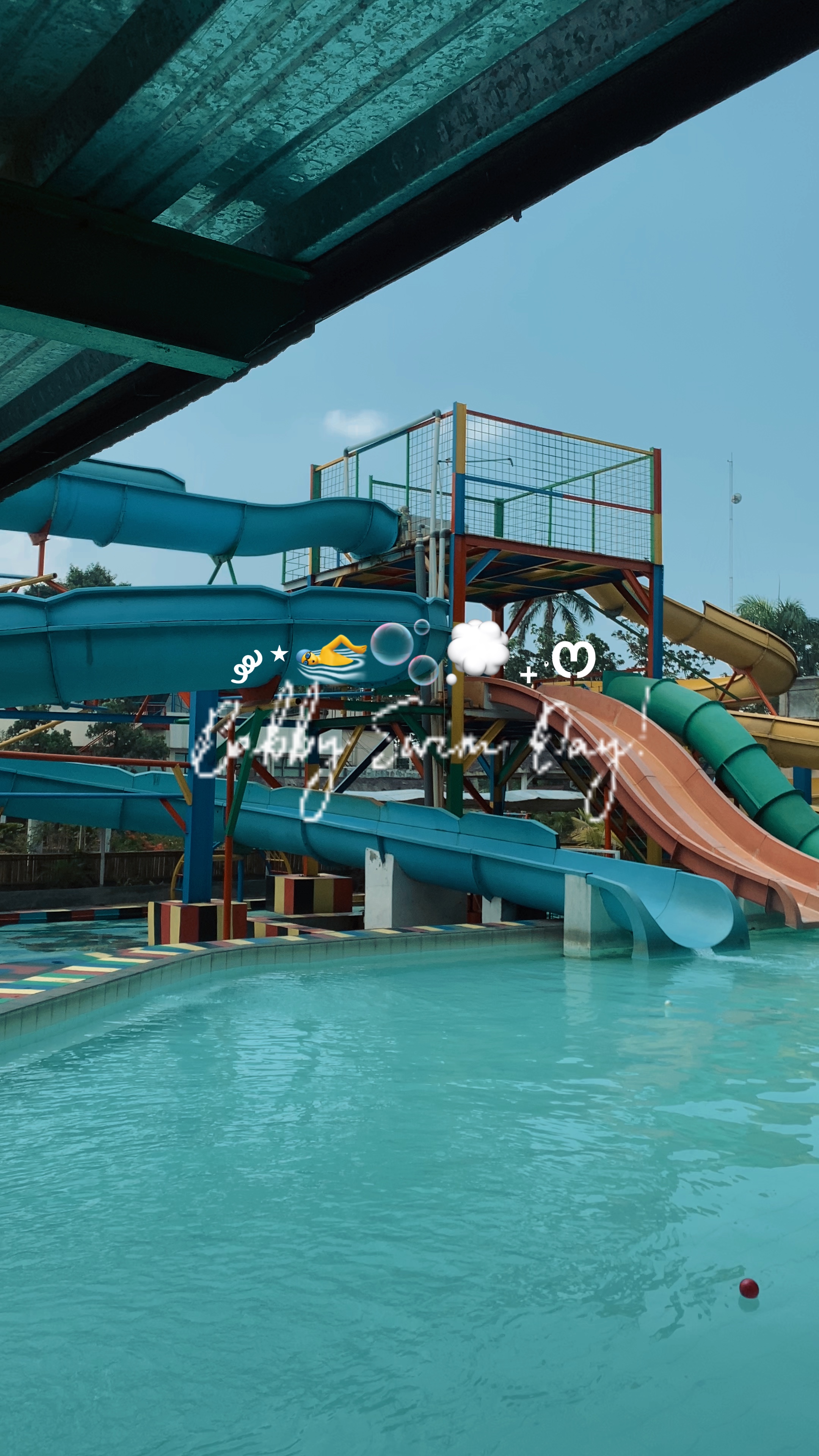 bayi berenang