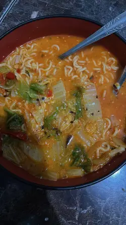 Makan mie ujan ujan