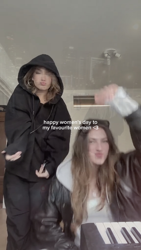 Feliz día de la mujer a @ jlo1017