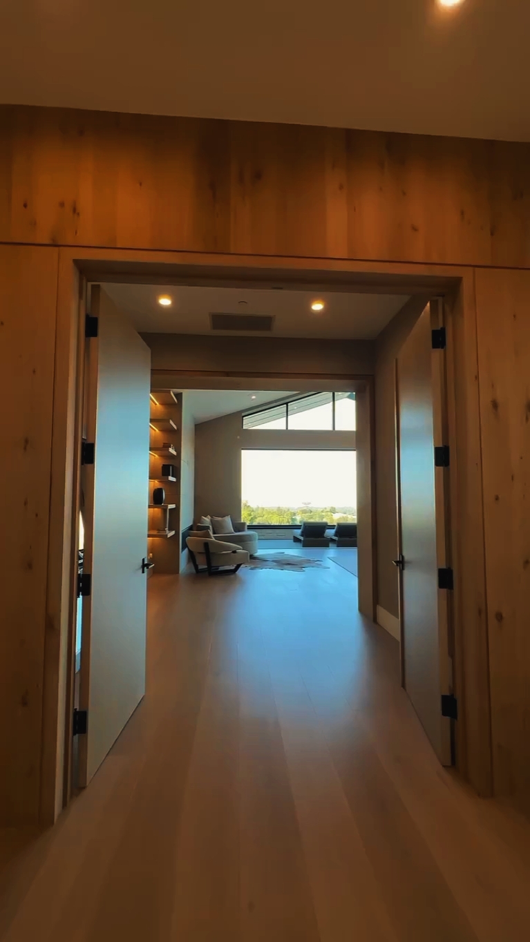 Paglilibot sa ROOM Cinematic