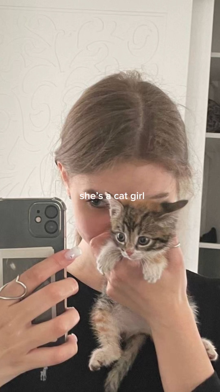 그녀는 고양이 소녀입니다