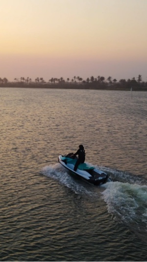6 video naik jetsky