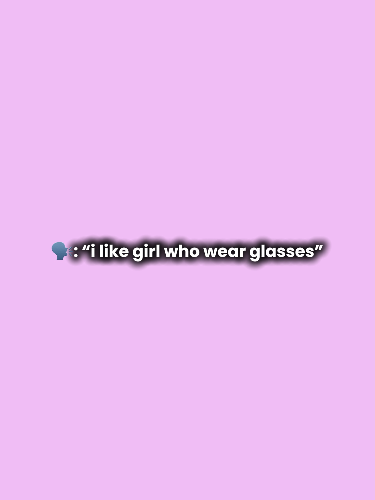Fille portant des lunettes