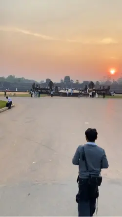 មើលផ្ទេយមេឃមានព័ណ៌ខៀវ
