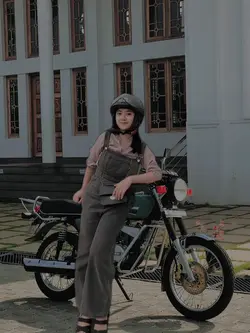 Cewek Duduk Di Motor