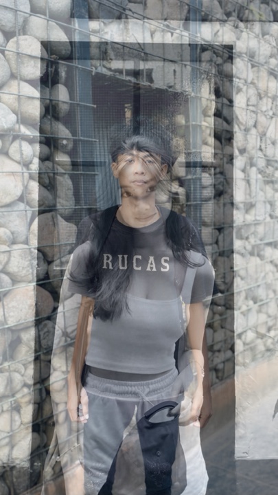 Dua dunia yang berbeda