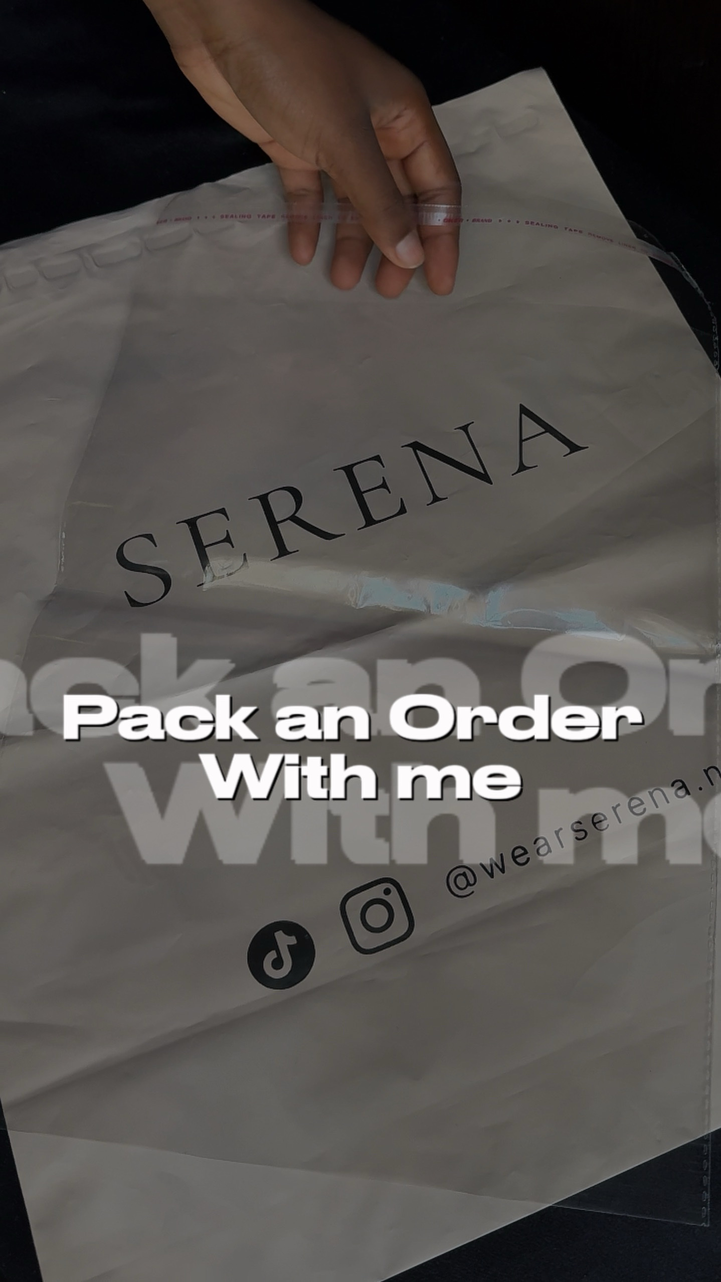 eine Bestellung verpacken