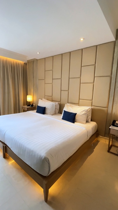 Tour do quarto do hotel Novo