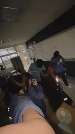 側臉一張