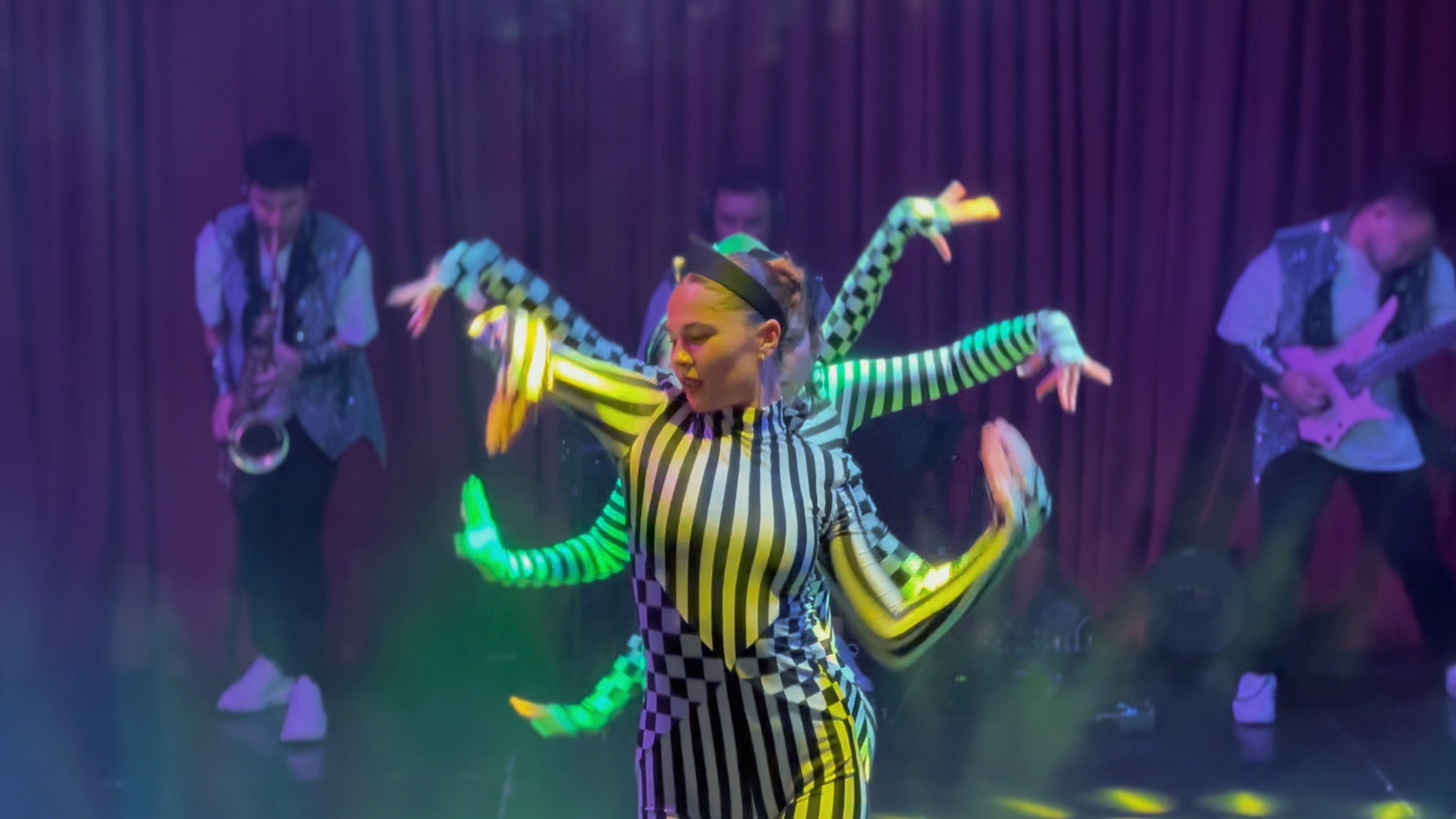 Horizontal danceshow