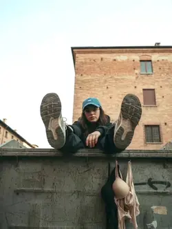 Selfie urbano in versione '90s per profili tech