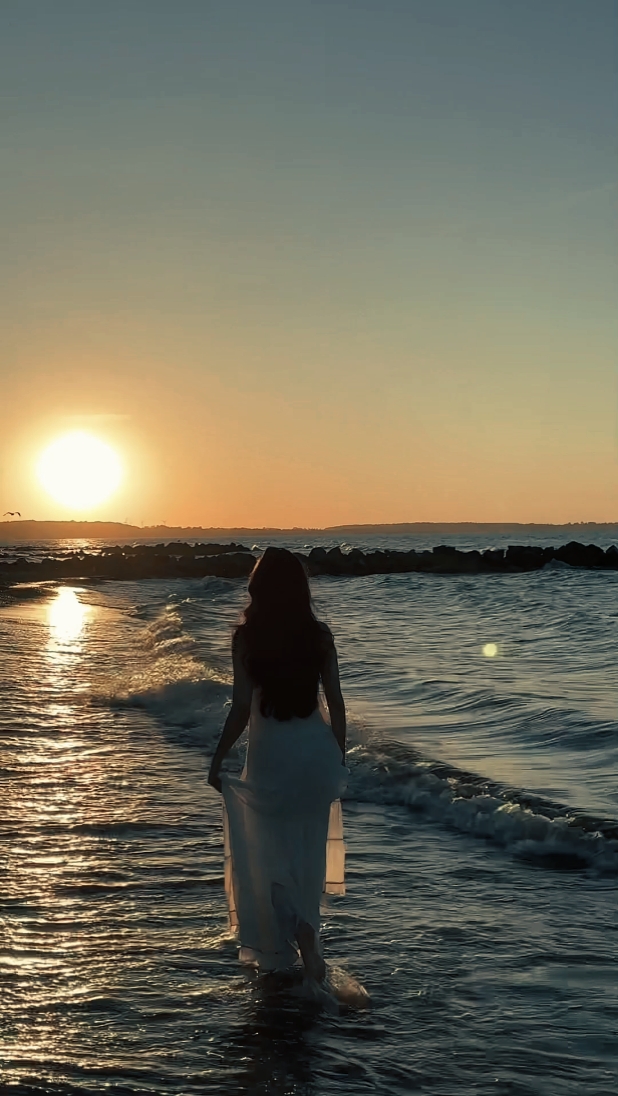 CINNAMON GIRL 4 clip