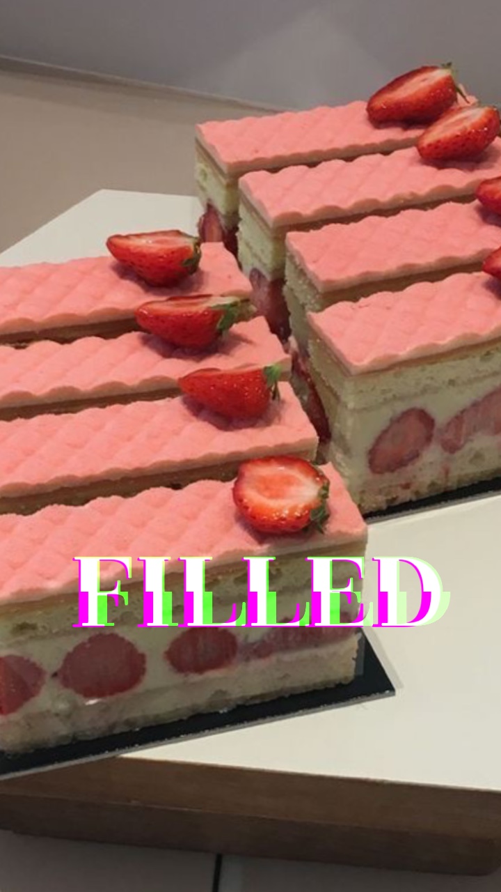 Pantalla de visualización del producto de pastel de fresa Recreación Estilo TikTok