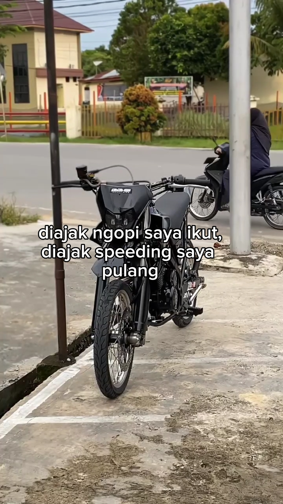 tren ngebut