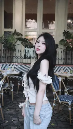 Trên Tay Anh Cầm Một