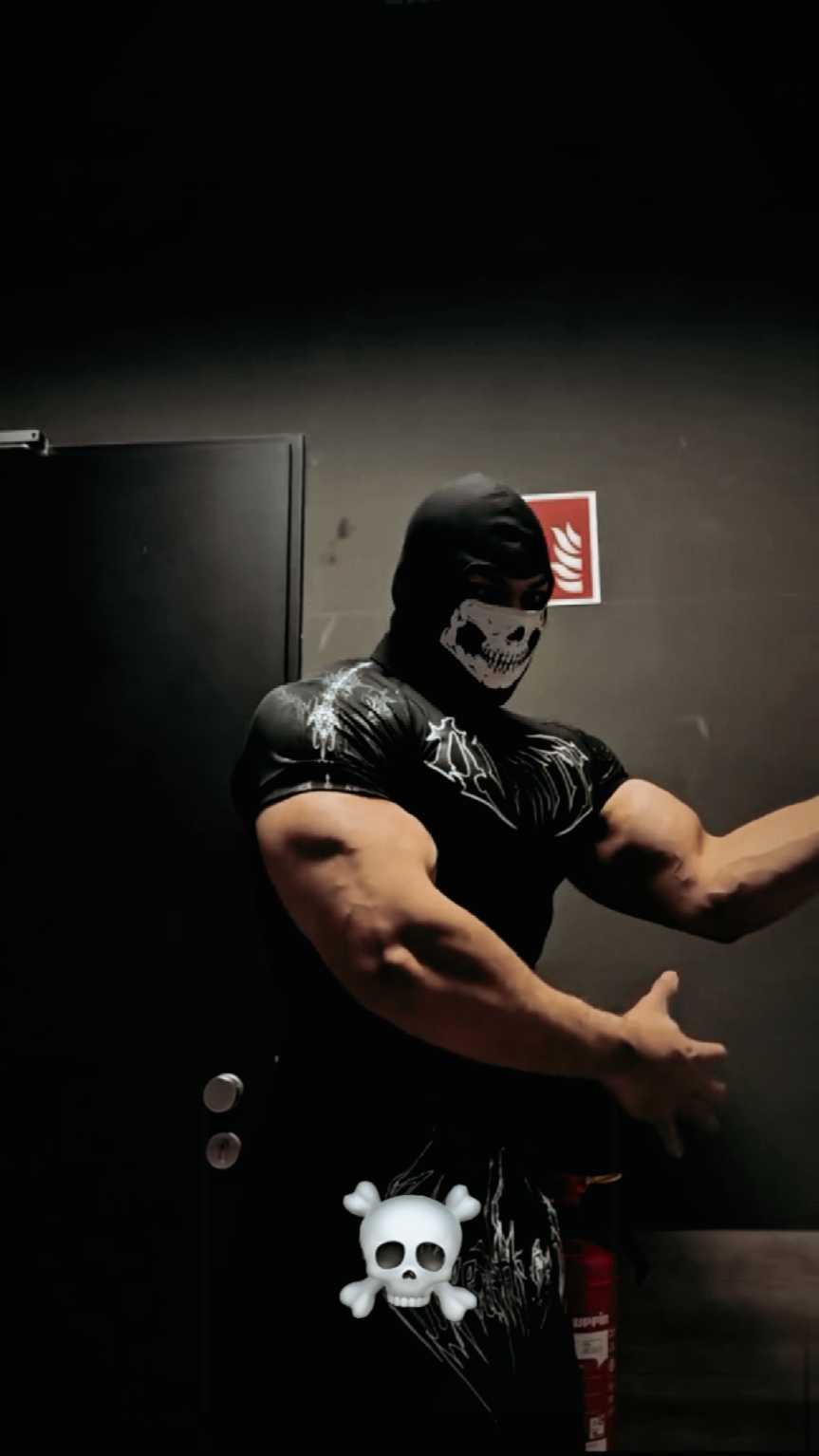 GIMNASIO Y CARA DE CALAVERA