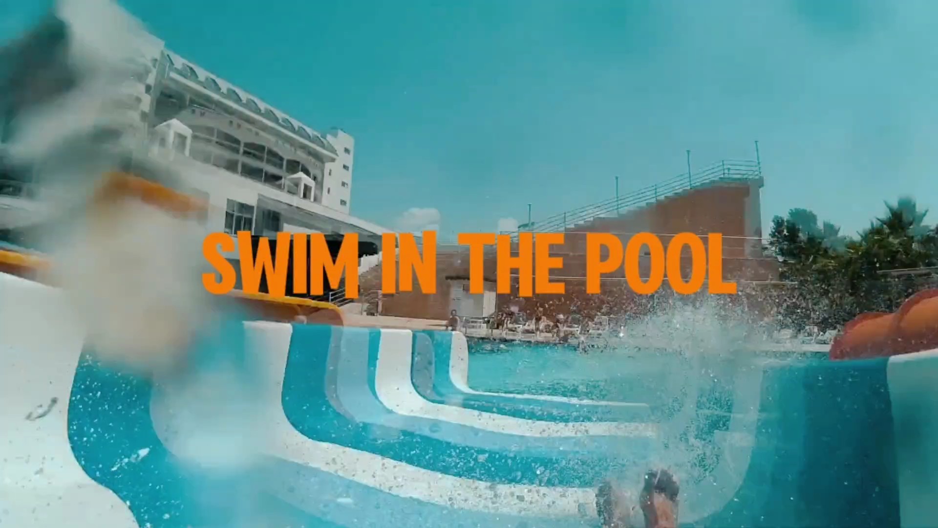 Berenang di kolam renang 
