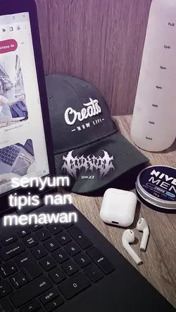 SENYUM TIPIS NAN
