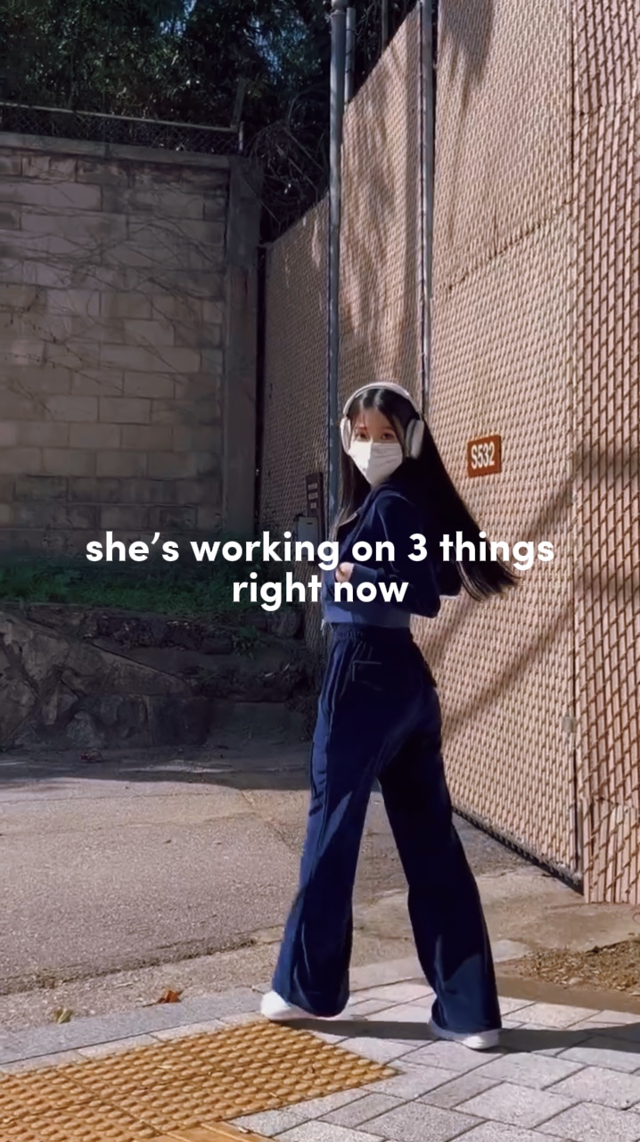 Ella está trabajando en 