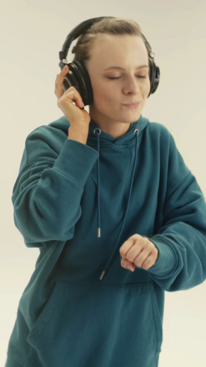 Headphone Product Light & Easy Tiktok Style.