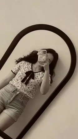 Retro Mirror Montage — Outfit & Mood
