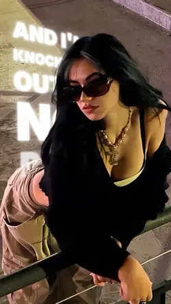 She make it clap
