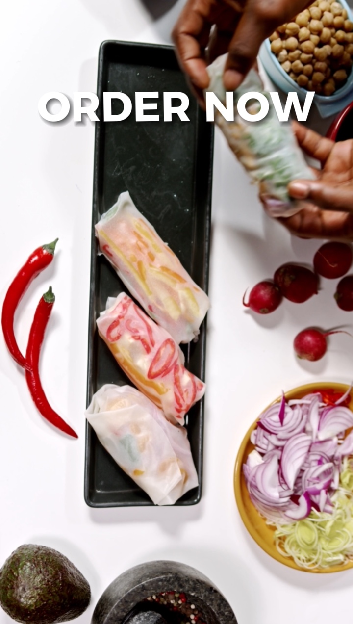 Exibição de produtos alimentares batendo no estilo TikTok
