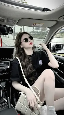 Một người đứng từ xa