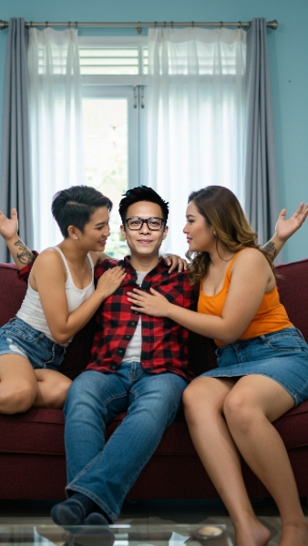 "Dua Istri Cukup"